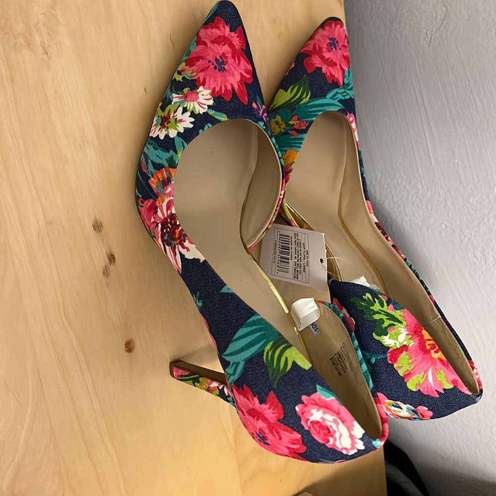 New Never worn 9 1/2 Merona Lainee style navy floral heels
